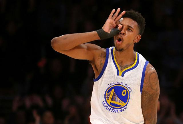 马兹拉维：右中卫和右翼卫都适合我，我能做到兼顾进攻和防守（马兹拉维：右中卫与右翼卫皆可胜任，攻防兼备）