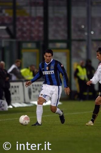 后卫破门后激情亲吻队徽，引球迷共鸣（后卫进球后深情亲吻队徽，点燃球迷共鸣）